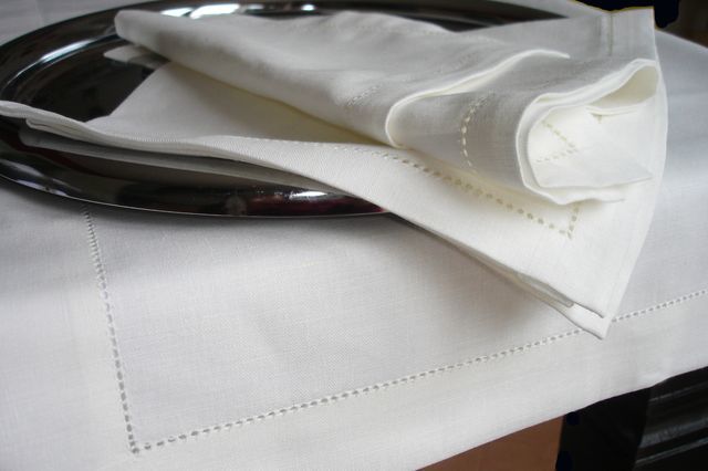 Leinen-Tischdecken mit feinem Hohlsaum